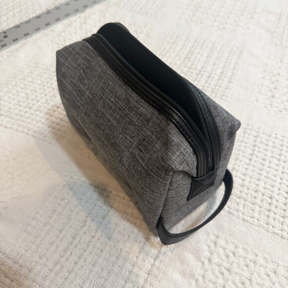 new men's Jimmy Choo Parfums unisex toiletry travel bag A3 2547 - Picture 9 of 10